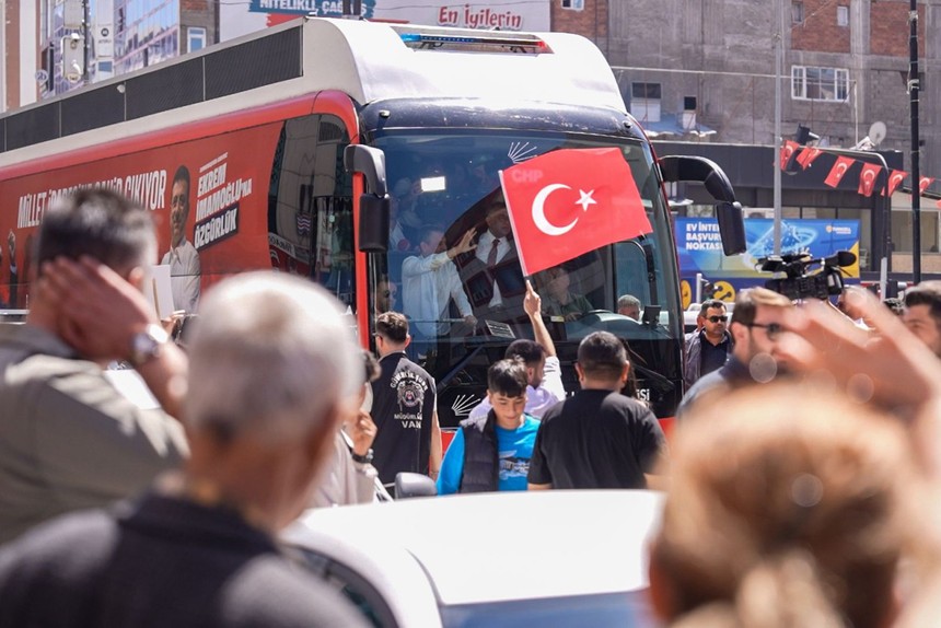 Özgür Özel'den Van provokasyonu! CHP genel başkanından PKK silah bırakırken tepki çeken konuşma