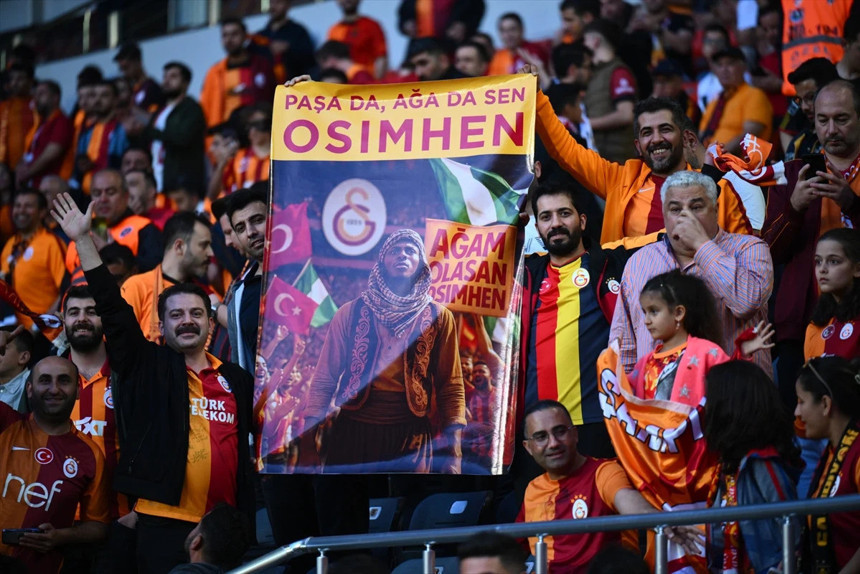 Galatasaray taraftarı kampanyayı tribünlere taşıdı: Bizimle kal Osimhen! - Resim : 2