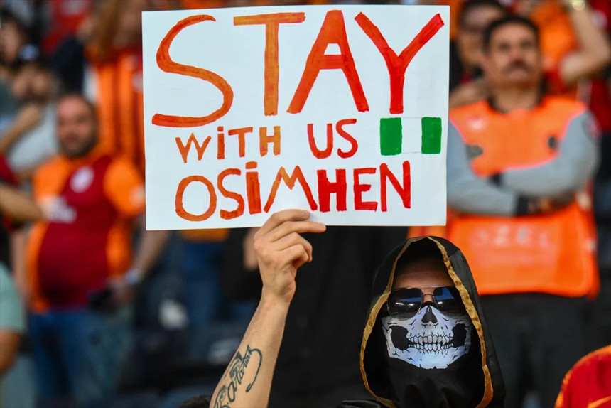 Galatasaray taraftarı kampanyayı tribünlere taşıdı: Bizimle kal Osimhen!