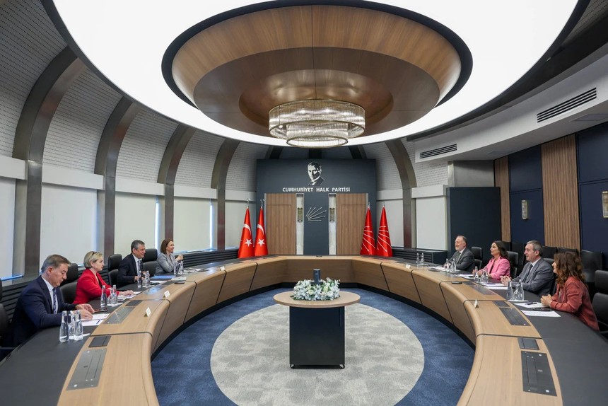 PKK'nın 'fesih' kararı sonrası DEM Parti'den CHP'ye ilk ziyaret! - Resim : 2