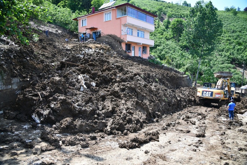 Trabzon'da sel sonrası heyelan alarmı! 3 katlı bina tahliye edildi - Resim : 2