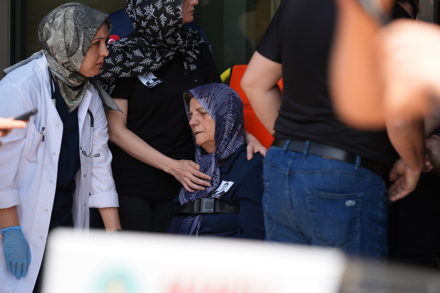 Ferdi Zeyrek'in annesi oğlunun tabutuna sarılırken fenalaştı... Cenaze töreninde yürek burkan anlar - Resim : 2