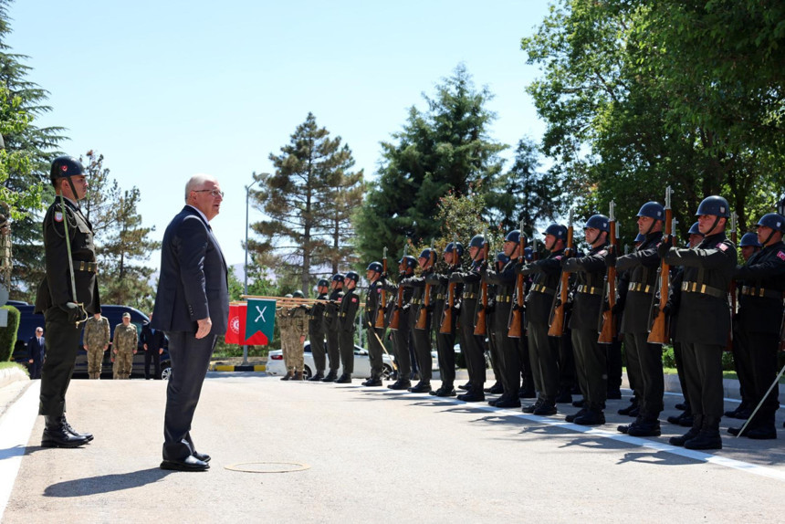 Bakan Güler'dan flaş açıklama: Türk ordusu her türlü senaryoya hazırlıklı, sorumluluklarımızı biliyoruz - Resim : 3