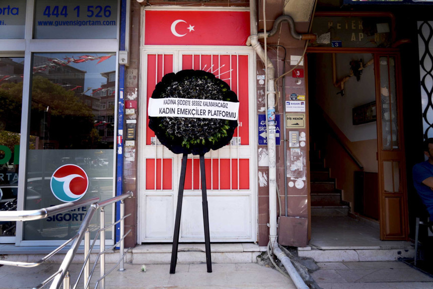 Bahçelievler Belediyesi'nde kadın memuru usulsüzlük yapmaya zorlayan CHP'li meclis üyesine siyah çelenkli protesto - Resim : 2