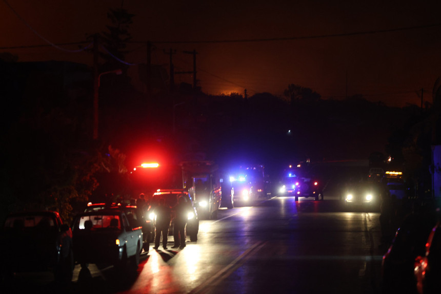 Girit sabaha kadar yandı, turistler apar topar tahliye edildi, Yunanistan alevlerle mücadelede çaresiz