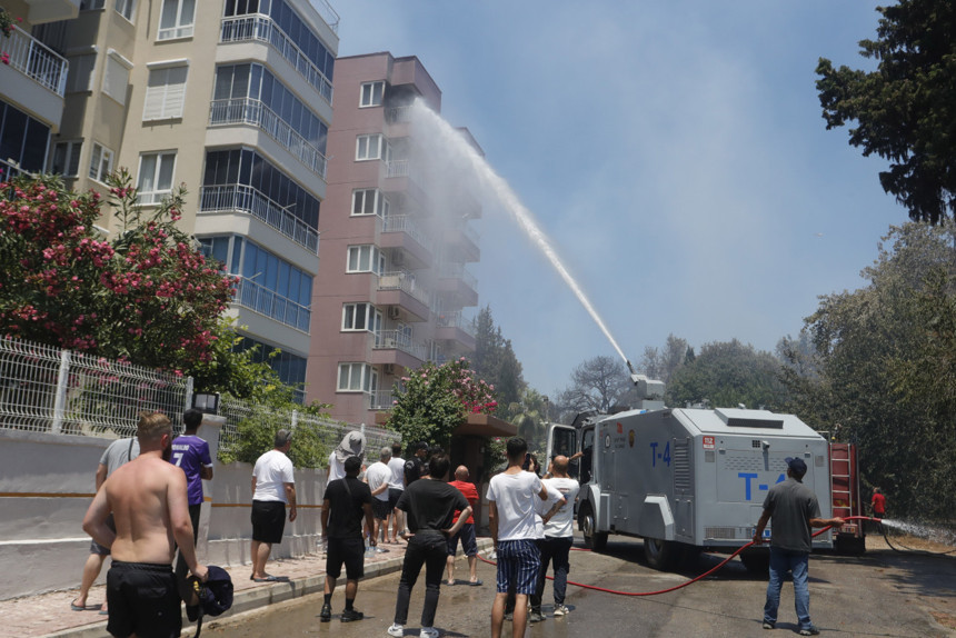 Ülke alenen kundaklanıyor! Antalya'da yangın şehrin göbeğinde başladı, 3.5 saatte kontrol altında