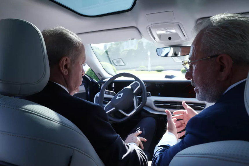 Cumhurbaşkanı Recep Tayyip Erdoğan, Togg T10F modelinin koltuğuna geçti: Tarihe geçen o anlar...