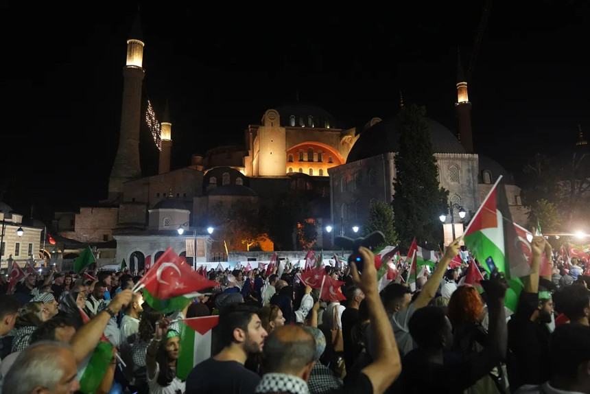 Diyanet İşleri Başkanı Ali Erbaş, İstanbul'daki Gazze yürüyüşünde binlerce kişiyle dua etti