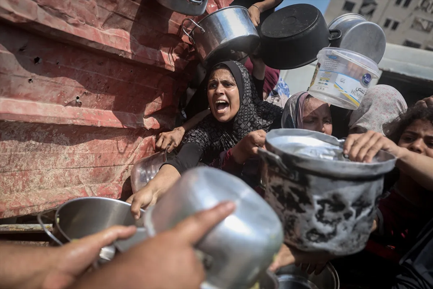 Gazze'de açlıkla mücadele! Bombalardan kurtulan böyle ölüyor...