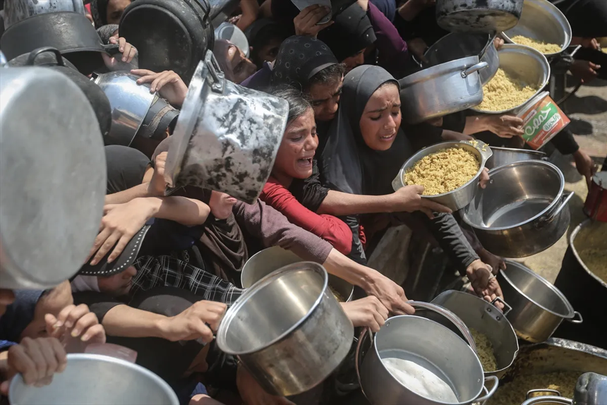 Gazze'de açlıkla mücadele! Bombalardan kurtulan böyle ölüyor... - Resim : 2