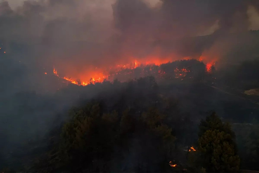 İzmir'de iki yangın birden: Alevler yerleşim bölgesine ilerliyor!