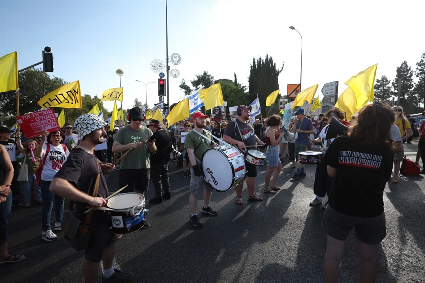 Gazze'ye yönelik saldırılar dursun diyen binlerce İsrailli, Tel Aviv'de sokağa çıktı