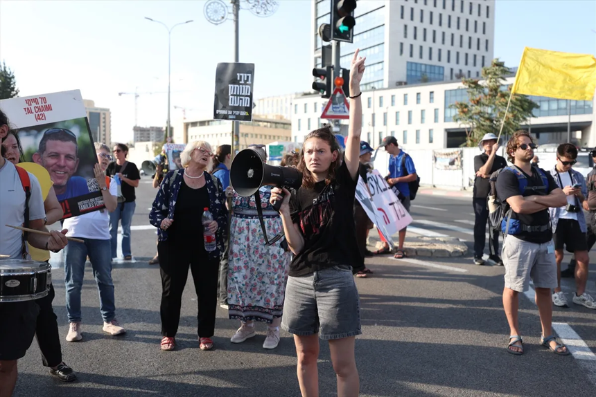 Gazze'ye yönelik saldırılar dursun diyen binlerce İsrailli, Tel Aviv'de sokağa çıktı - Resim : 2