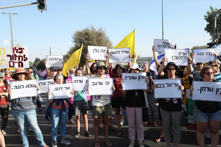 Gazze'ye yönelik saldırılar dursun diyen binlerce İsrailli, Tel Aviv'de sokağa çıktı - Resim : 3