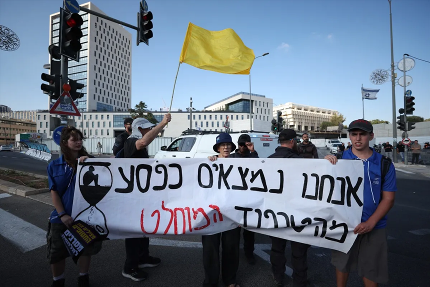 Gazze'ye yönelik saldırılar dursun diyen binlerce İsrailli, Tel Aviv'de sokağa çıktı - Resim : 4