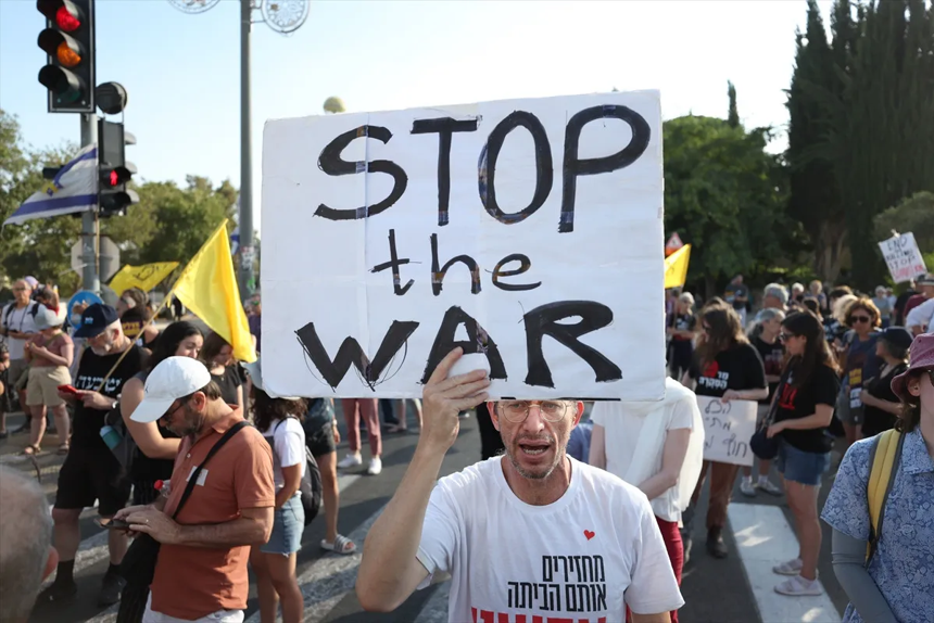 Gazze'ye yönelik saldırılar dursun diyen binlerce İsrailli, Tel Aviv'de sokağa çıktı - Resim : 5