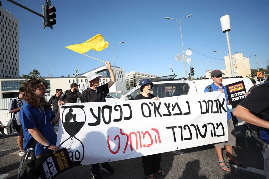 Gazze'ye yönelik saldırılar dursun diyen binlerce İsrailli, Tel Aviv'de sokağa çıktı - Resim : 6