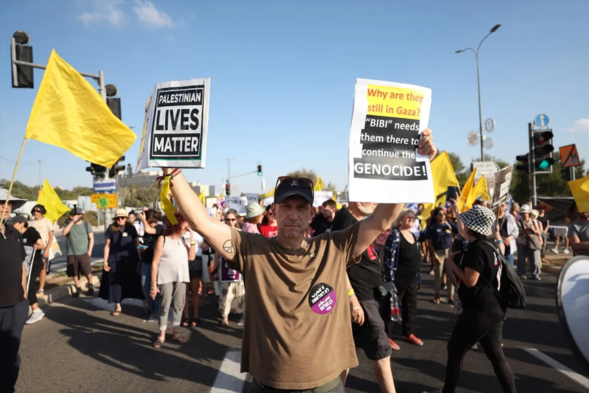 Gazze'ye yönelik saldırılar dursun diyen binlerce İsrailli, Tel Aviv'de sokağa çıktı - Resim : 7