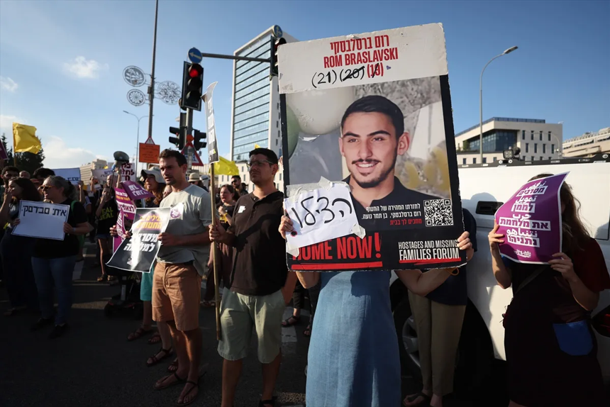 Gazze'ye yönelik saldırılar dursun diyen binlerce İsrailli, Tel Aviv'de sokağa çıktı - Resim : 8