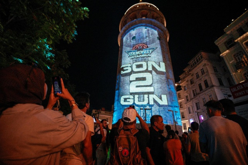 Galata Kulesi TEKNOFEST’in ışığıyla aydınlandı