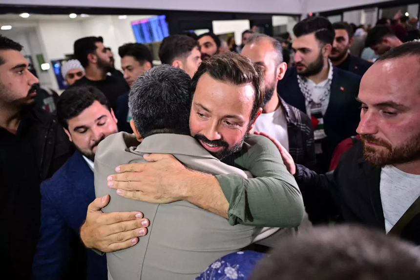 İsrail tarafından esir alınmışlardı! 14 Türk aktivist İstanbul'a geldi - Resim : 5