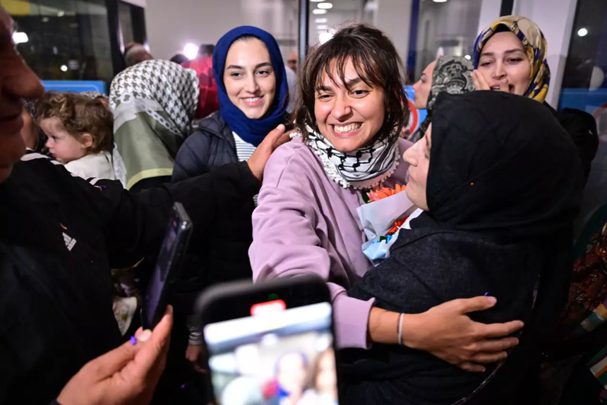 İsrail tarafından esir alınmışlardı! 14 Türk aktivist İstanbul'a geldi - Resim : 3