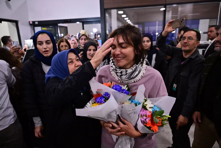 İsrail tarafından esir alınmışlardı! 14 Türk aktivist İstanbul'a geldi - Resim : 4