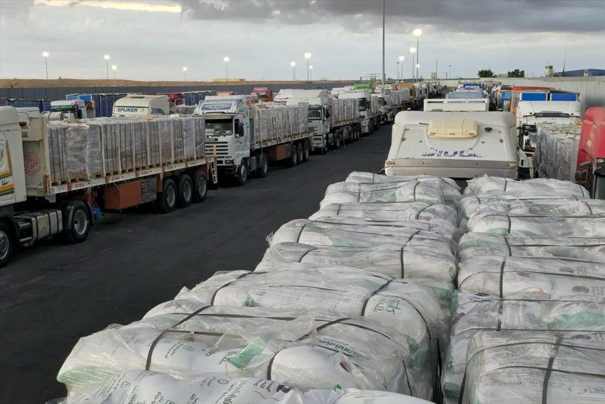 Ateşkes sonrası Gazze’ye insani yardım tırları, Refah Sınır Kapısı'nda