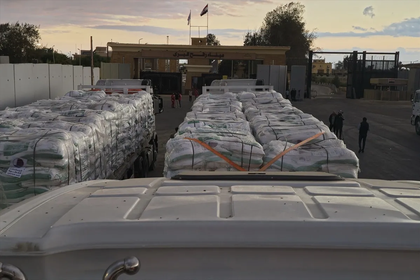 Ateşkes sonrası Gazze’ye insani yardım tırları, Refah Sınır Kapısı'nda - Resim : 2