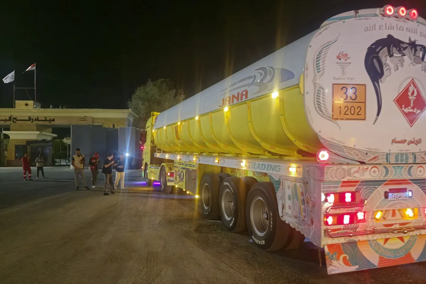 Ateşkes sonrası Gazze’ye insani yardım tırları, Refah Sınır Kapısı'nda - Resim : 4