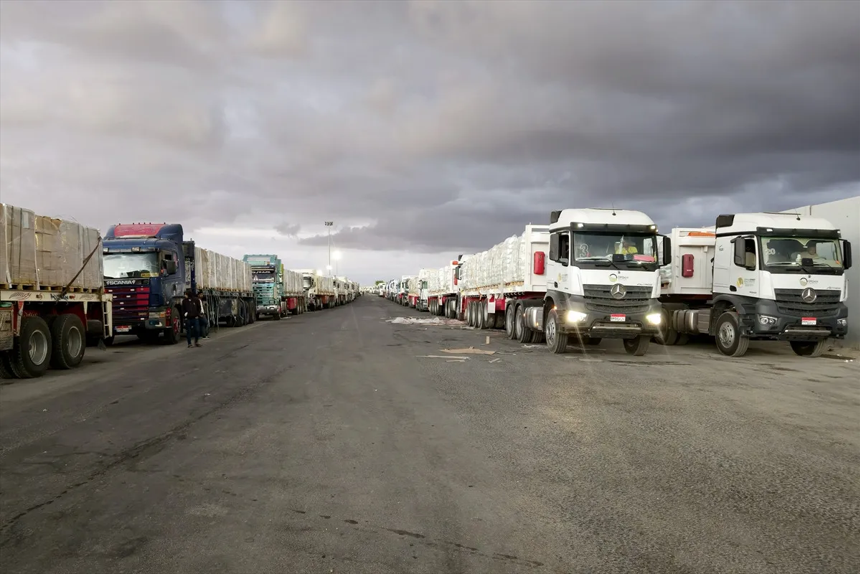 Ateşkes sonrası Gazze’ye insani yardım tırları, Refah Sınır Kapısı'nda - Resim : 3