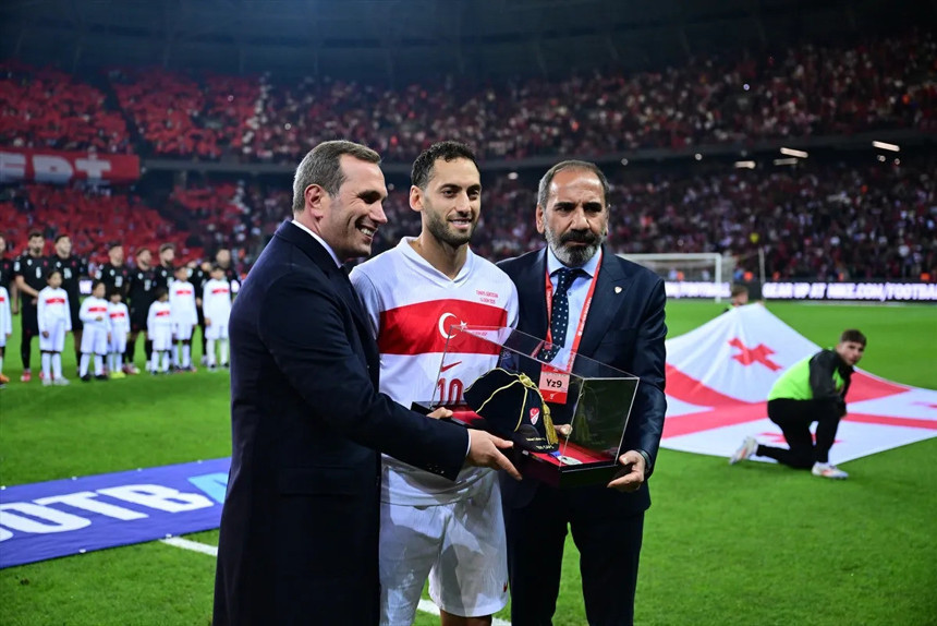A Milli Futbol Takımı'nda 100. maçına çıkan Hakan Çalhanoğlu’na plaket