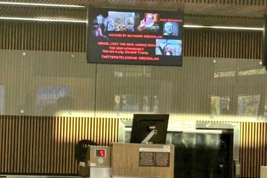 Türk hackerlardan bomba hamle!  ABD havalimanlarından Donald Trump ve Binyamin Netanyahu'ya küfür ettiler!