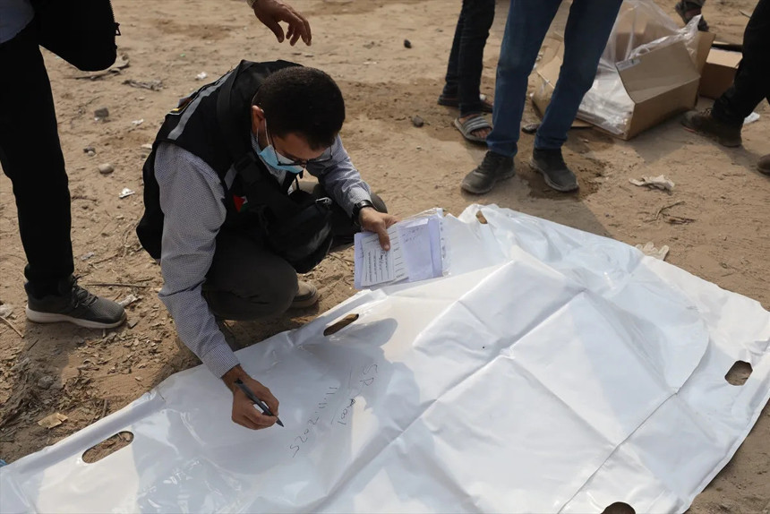 Gazze’de toplu halde defnedilen cenazeler mezarlıklara taşınıyor - Resim : 2