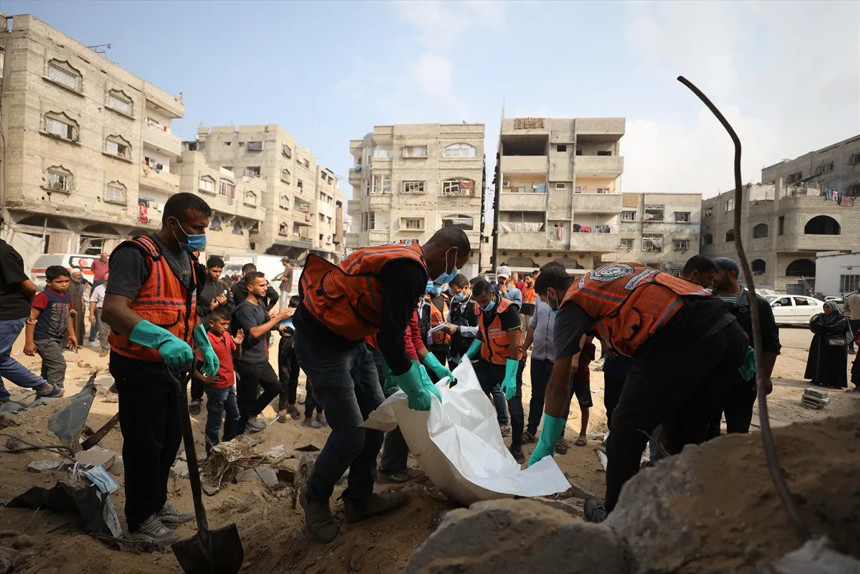Gazze’de toplu halde defnedilen cenazeler mezarlıklara taşınıyor