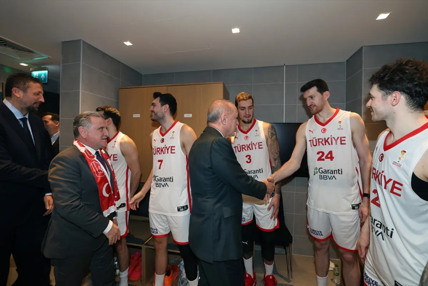 Cumhurbaşkanı Recep Tayyip Erdoğan, Bosna Hersek maçı sonrası 12 Dev Adam'la bir araya geldi - Resim : 4