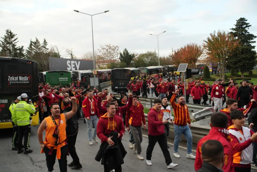 Galatasaray taraftarları kritik derbi için Kadıköy'e hareket etti
