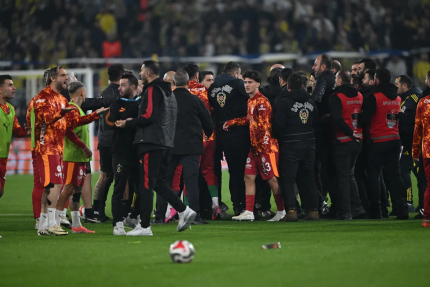 Fenerbahçe - Galatasaray derbisi öncesi saha içerisi karıştı! İki takım oyuncuları birbirine girdi - Resim : 2
