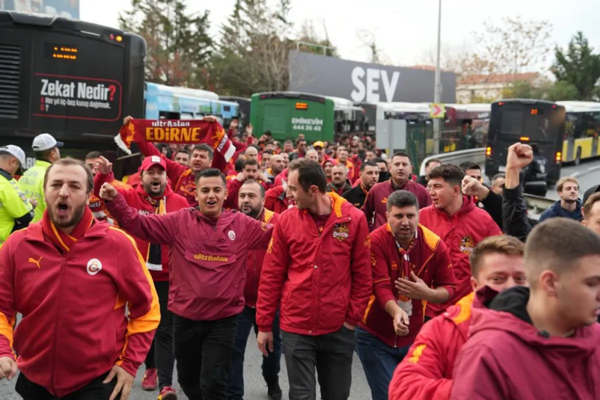 Galatasaray taraftarları kritik derbi için Kadıköy'e hareket etti - Resim : 2