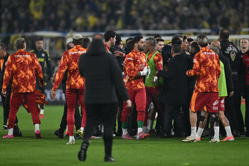 Fenerbahçe - Galatasaray derbisi öncesi saha içerisi karıştı! İki takım oyuncuları birbirine girdi - Resim : 4