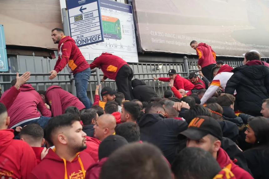 Galatasaray taraftarları kritik derbi için Kadıköy'e hareket etti - Resim : 3