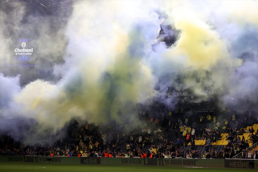 Fenerbahçeli taraftarlardan, Galatasaray derbisi öncesi görsel şölen - Resim : 4