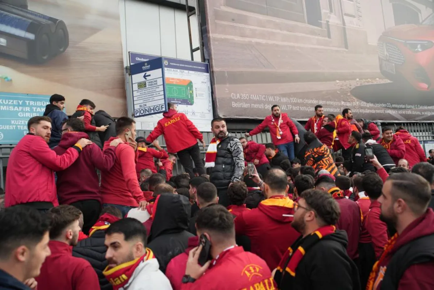 Galatasaray taraftarları kritik derbi için Kadıköy'e hareket etti - Resim : 4