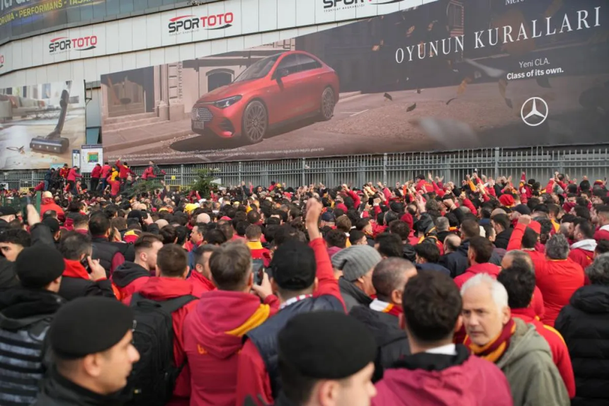 Galatasaray taraftarları kritik derbi için Kadıköy'e hareket etti - Resim : 5