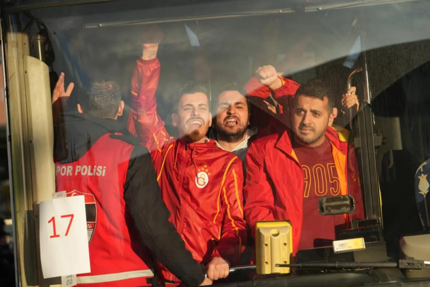 Galatasaray taraftarları kritik derbi için Kadıköy'e hareket etti - Resim : 6