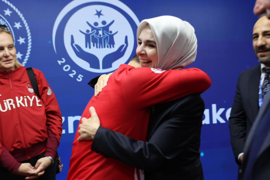 Bakan Göktaş, özel sporcularla bir araya geldi