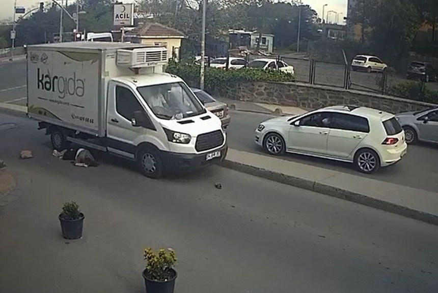 Karşıdan karşıya geçmeye çalışan kadının üzerinden kamyonet geçti
