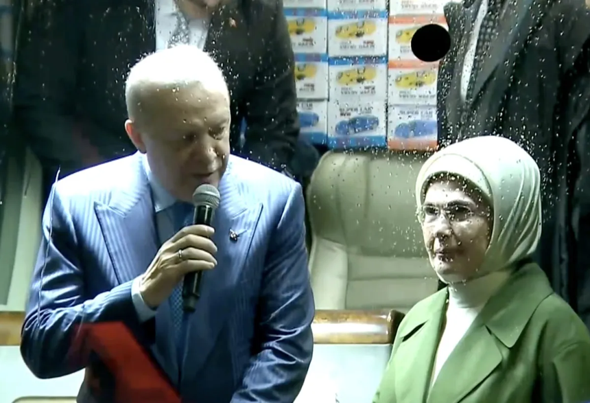 Cumhurbaşkanı Recep Tayyip Erdoğan Rize'de: Çiçeklerle karşılandı! - Resim : 4