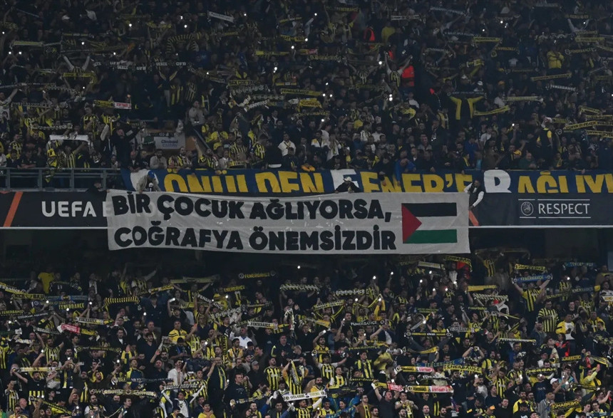 Fenerbahçe taraftarından Filistin için anlamlı pankart