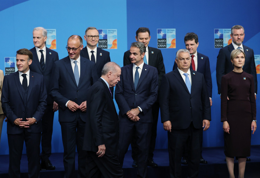 Lahey’deki NATO zirvesinde aile fotoğrafı: Cumhurbaşkanı Erdoğan, Trump ve Starmer en önde - Resim : 3